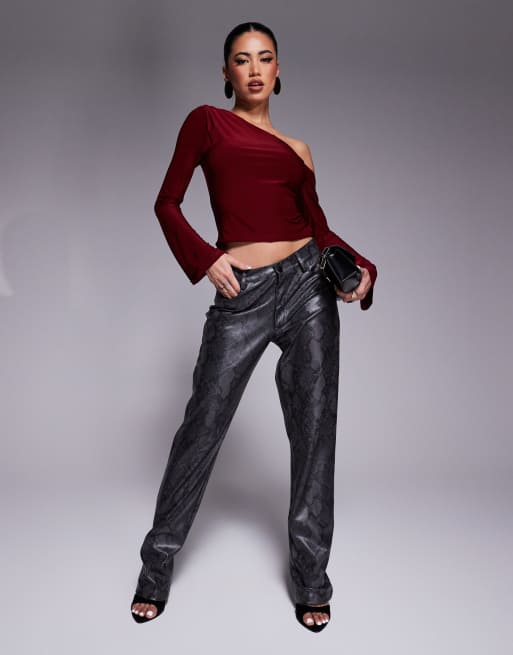 Top rojo vino ceñido y asimétrico con mangas acampanadas de ASOS DESIGN, 2 de 4