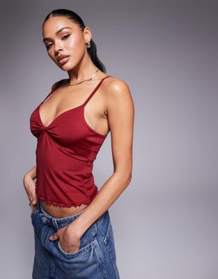 Top rojo vino de tirantes con detalle retorcido en el pecho de ASOS DESIGN