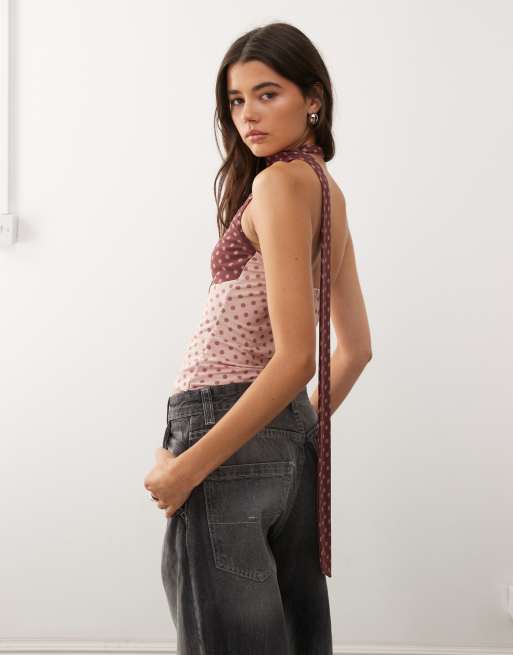 Top rojo y rosa con cuello halter y estampado variado de Reclaimed Vintage, 2 de 4