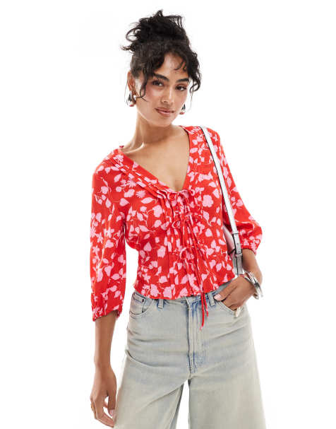 Top rojo y rosa con estampado floral y lazada delantera de Mango - view 1