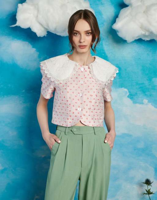 Top rosa con estampado de corazones y cuello tipo babero de Sister Jane