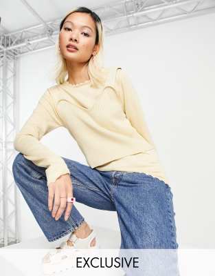 От комплекта  Asos Топ с длинными рукавами с волнистой отделкой по краю и трикотажной майкой «два в одном» Native Youth-Нейтральный