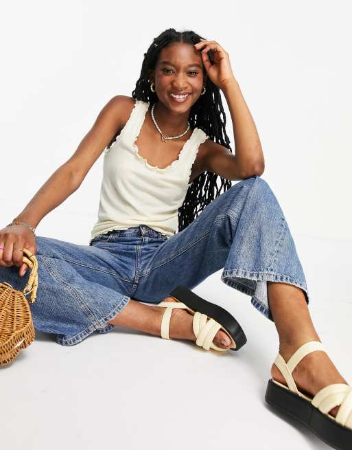 Top sin mangas color crema con borde ondulado de Pieces