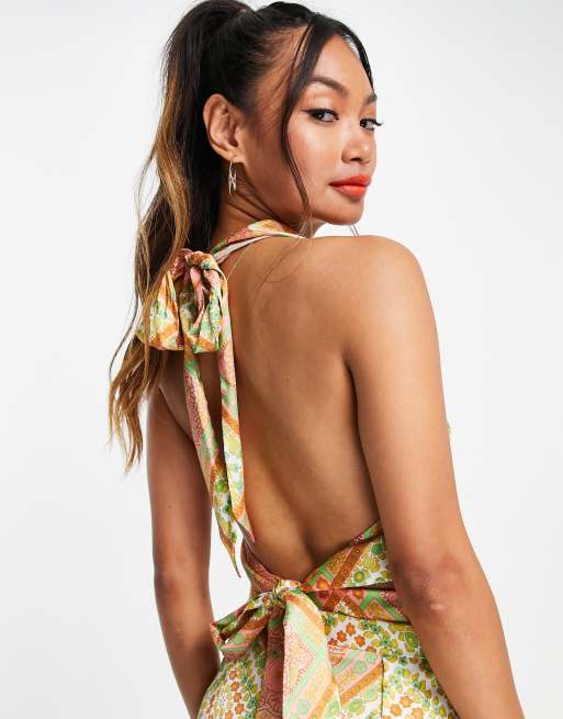 Top sin mangas de estilo años 70 con estampado de cachemir y cuello halter de satén de ASOS DESIGN, 2 de 4