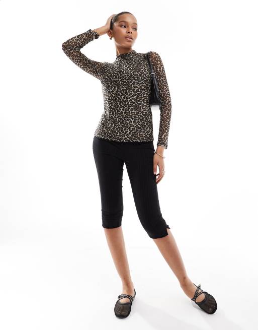 Top traslúcido con estampado de leopardo y cuello subido de ONLY, 2 de 4