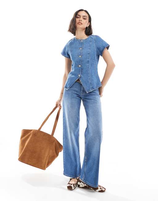 Top vaquero azul medio abotonado de manga corta de ASOS DESIGN, 2 de 4