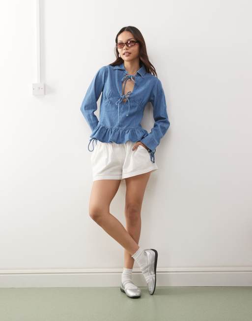 Top vaquero azul medio de manga larga con bajo de sobrefalda y lazada delantera de Reclaimed Vintage 