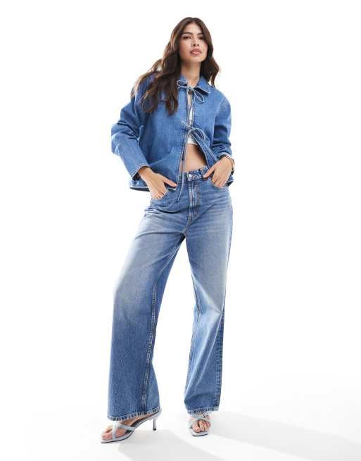 Top vaquero azul medio de manga larga con solapas y lazada delantera de ASOS DESIGN, 2 de 4
