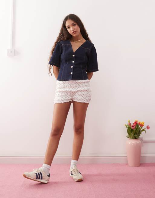 Top vaquero con lavado azul añil con mangas abullonadas de Miss Selfridge, 2 de 4
