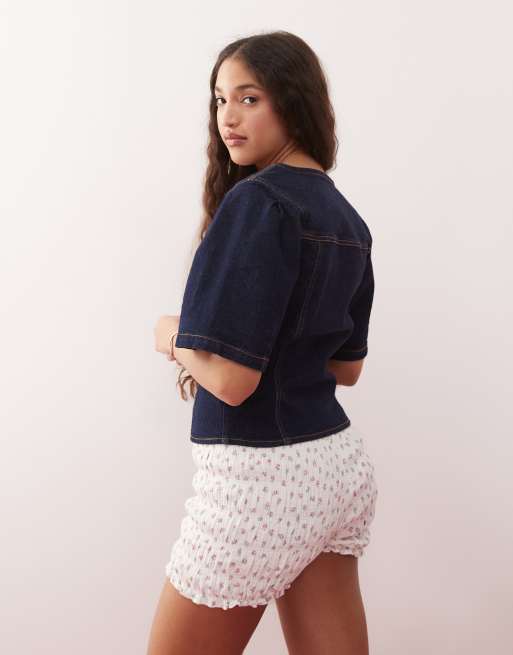 Top vaquero con lavado azul añil con mangas abullonadas de Miss Selfridge, 4 de 4