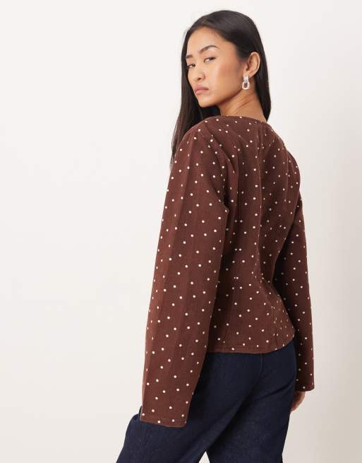Top vaquero marrón de manga larga con botones y estampado de lunares pequeños de ASOS DESIGN, 4 de 4