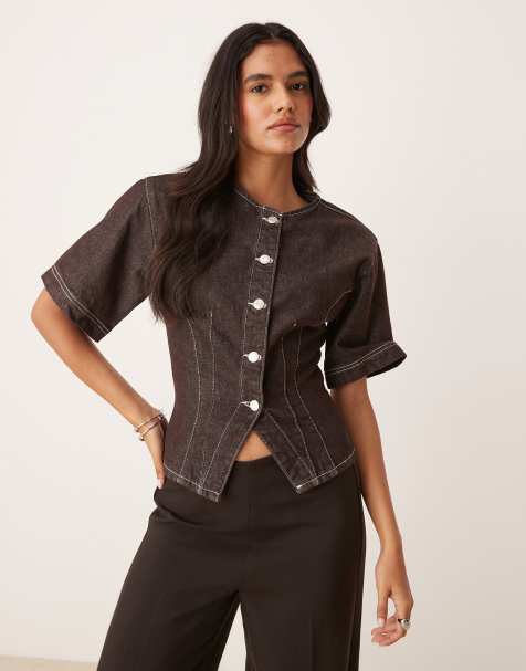 Top vaquero marrón oscuro de manga corta con cintura entallada y cuello sin solapas de ASOS DESIGN - view 1