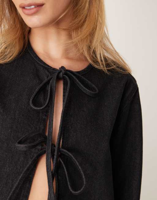 Top vaquero negro lavado de manga larga con lazada delantera de ASOS DESIGN, 3 de 4