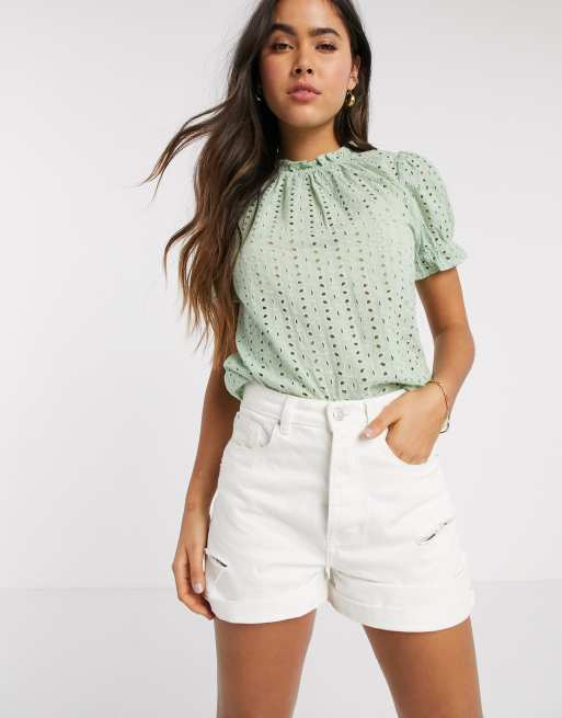 Top verde con cuello alto y bordado inglés de Vila