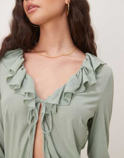 Top verde con lazada delantera y volantes de tejido texturizado de VILA (parte de un conjunto), 4 de 4