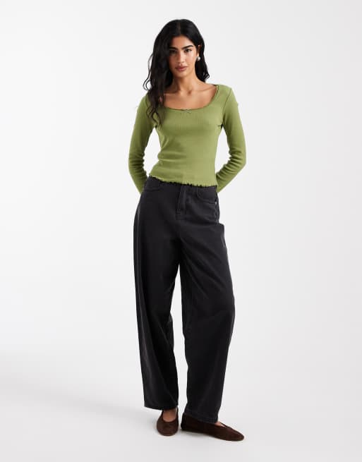 Top verde oliva con escote cuadrado de canalé de Miss Selfridge, 3 de 4