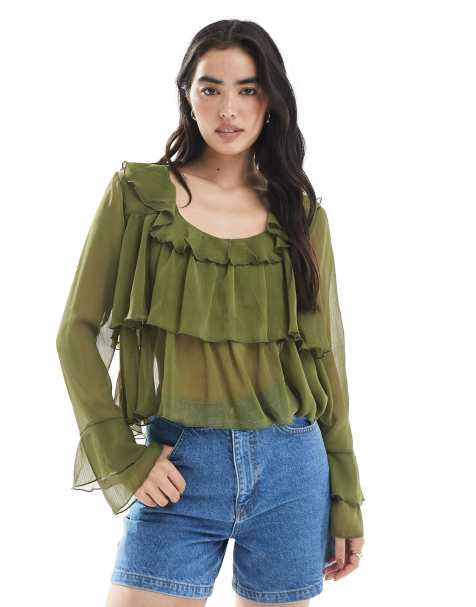 Top verde oliva con lazada delantera y diseño escalonado de chifón de Miss Selfridge - view 1
