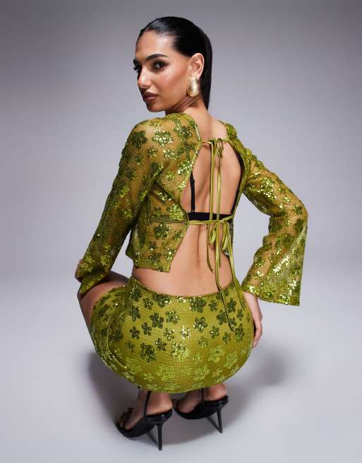 Top verde oliva de manga larga de croché con espalda abierta y