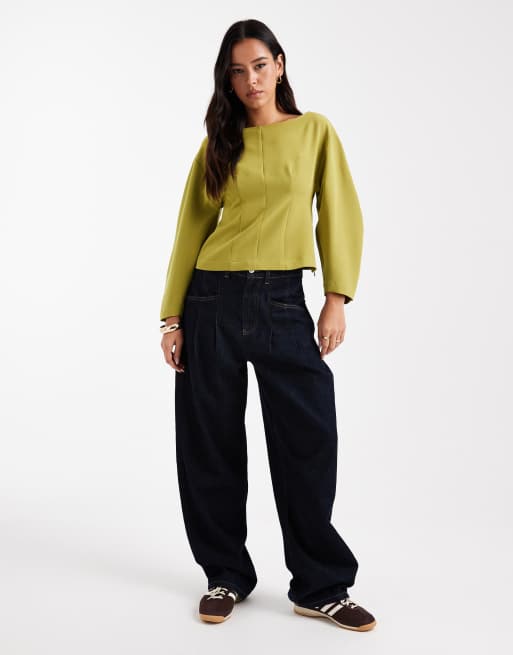Top verde oliva estructurado de manga larga con cuello barco de ASOS DESIGN, 2 de 4