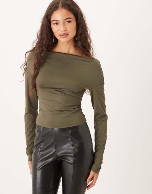 Top verde oscuro ceñido de manga larga con escote Bardot de punto liso de Gina Tricot