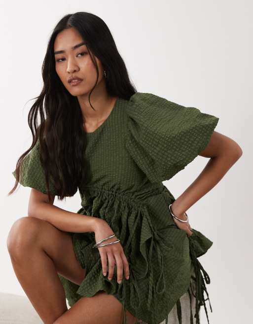 Conjunto verde de top asimétrico y minifalda fruncida Maz de Ghospell, 2 de 3