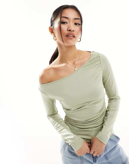 Top verde salvia con escote Bardot de 4th & Reckless