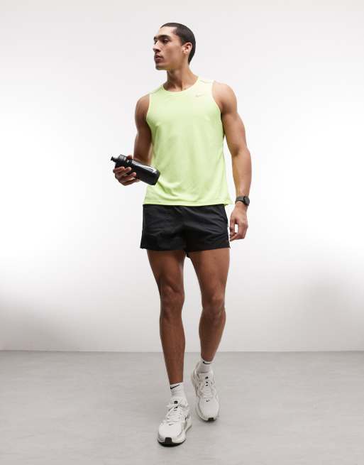 Top verde sin mangas Miler Dri-FIT de Nike Running, 2 de 5