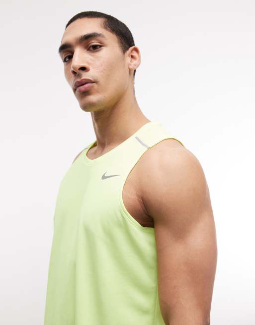 Top verde sin mangas Miler Dri-FIT de Nike Running, 4 de 5