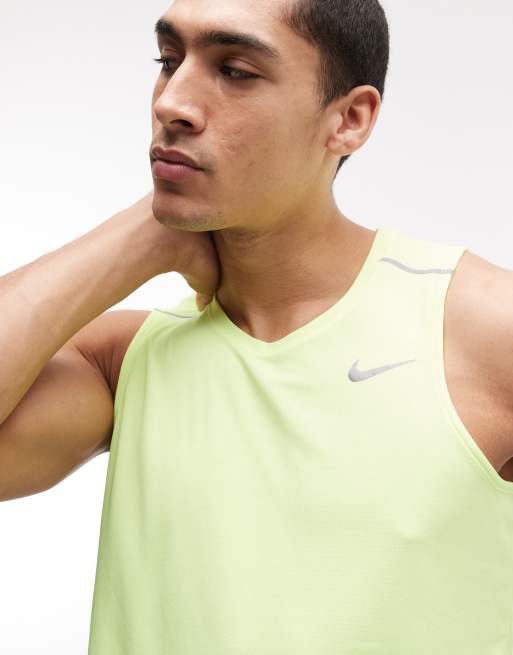 Top verde sin mangas Miler Dri-FIT de Nike Running, 5 de 5