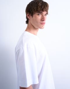 Model wearing 2 pack regular fit t-shirt in black and white