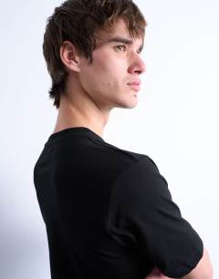 Model wearing 3 pack classic fit t-shirt in black