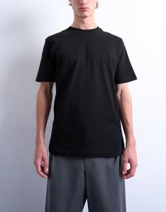 Model wearing 3 pack classic fit t-shirt in black