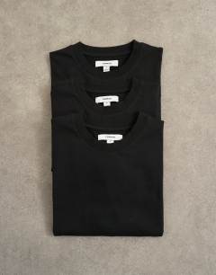 Model wearing 3 pack classic fit t-shirt in black