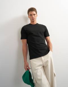 Model wearing 3 pack classic fit t-shirt in black