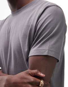 Model wearing 3 pack classic fit t-shirt in ecru, charcoal and black