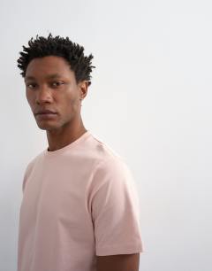 Model wearing 3 pack classic fit t-shirt in navy, ecru and pink