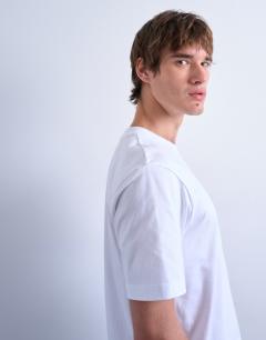 Model wearing 3 pack classic fit t-shirt in white