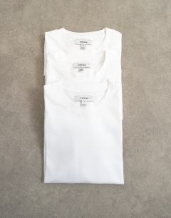 Model wearing 3 pack classic fit t-shirt in white