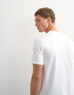 Model wearing 3 pack classic fit t-shirt in white