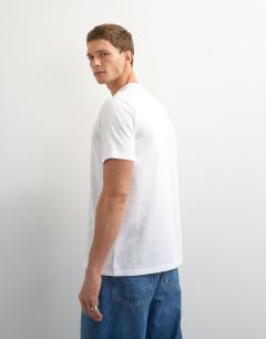 Model wearing 3 pack classic fit t-shirt in white
