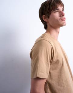 Model wearing 3 pack regular fit t-shirt in dark stone, burgundy and navy