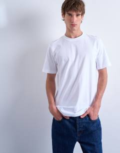 Model wearing 3 pack regular fit t-shirt in white