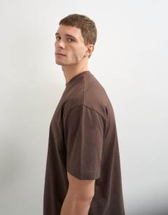 Model wearing 3 pack relaxed fit t-shirt in black, ecru and brown