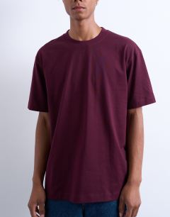 Model wearing 3 pack relaxed t-shirt in black, navy and burgundy 
