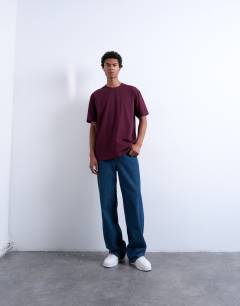 Model wearing 3 pack relaxed t-shirt in black, navy and burgundy 