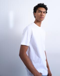 Model wearing 5 pack classic fit t-shirt in black, white, brown, navy and charcoal 