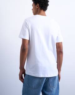 Model wearing 5 pack classic fit t-shirt in black, white, brown, navy and charcoal 