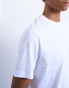 Model wearing 5 pack classic fit t-shirt in black, white, brown, navy and charcoal 