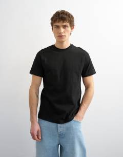 Model wearing 5 pack classic fit t-shirt in black, white, navy, olive and stone 