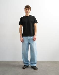 Model wearing 5 pack classic fit t-shirt in black, white, navy, olive and stone 